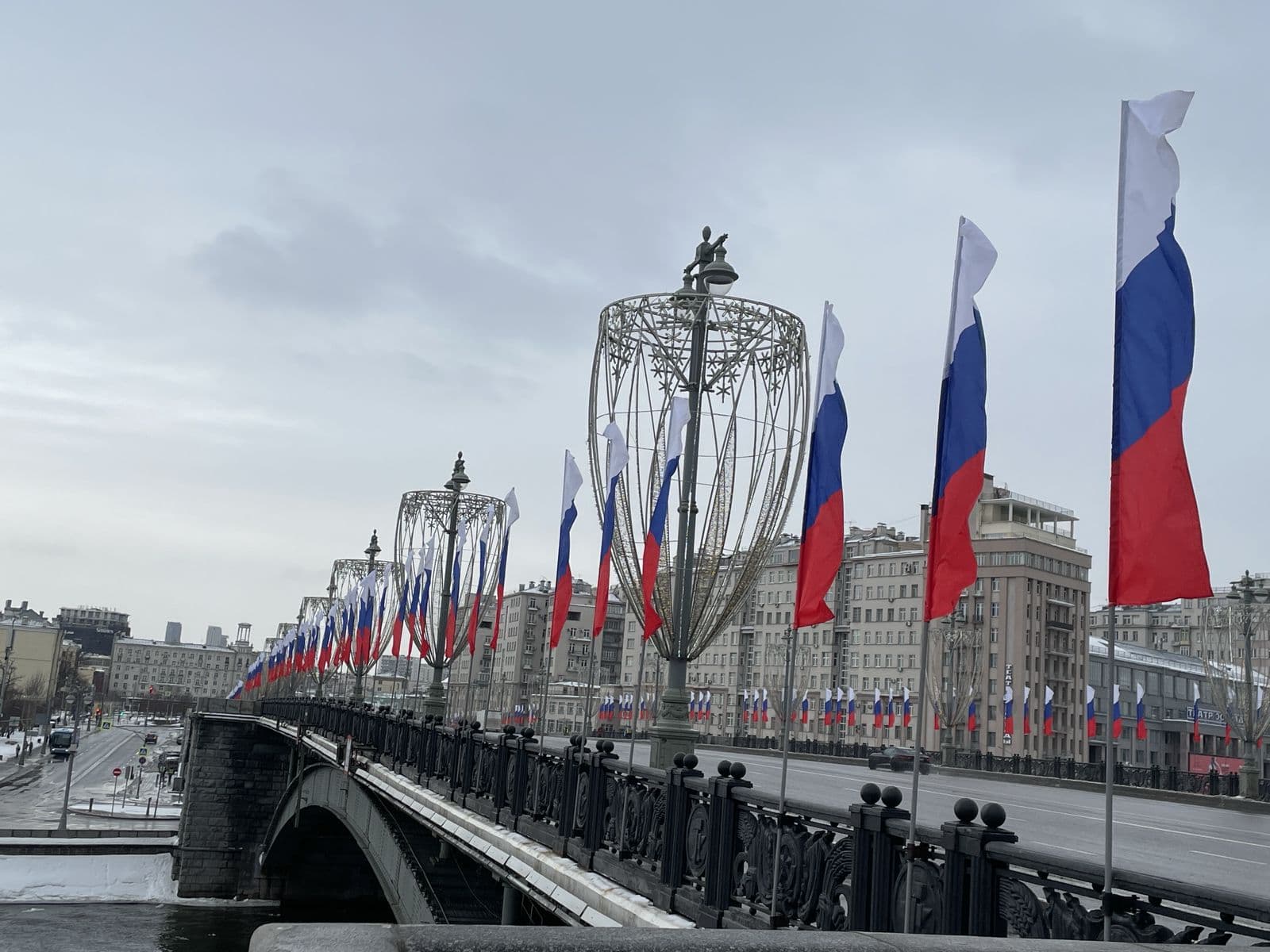 Оформление моста к о дню защитника отечества