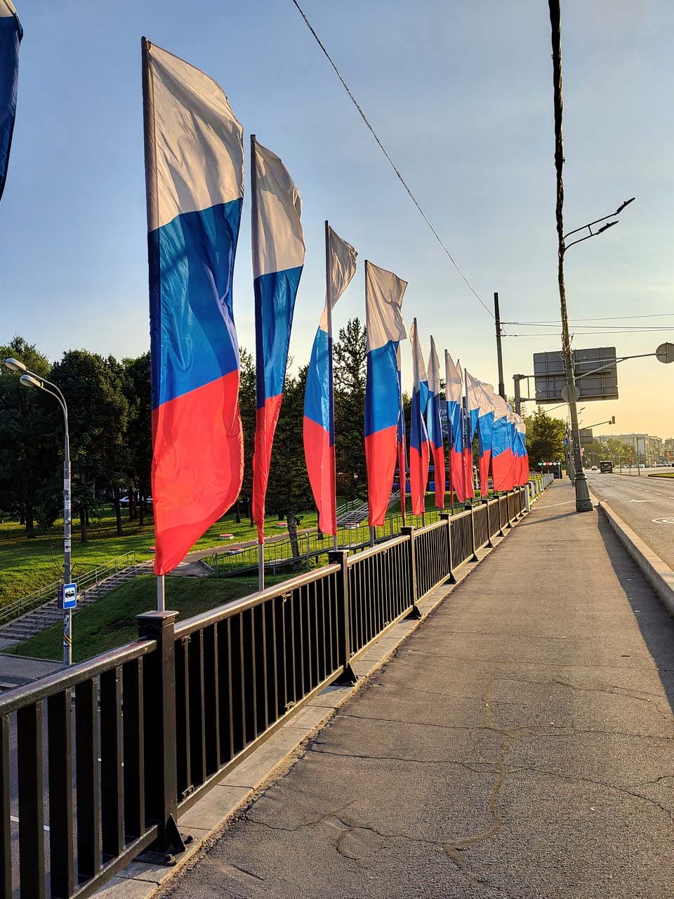 Флаговое оформление моста на Кутузовском проспекте