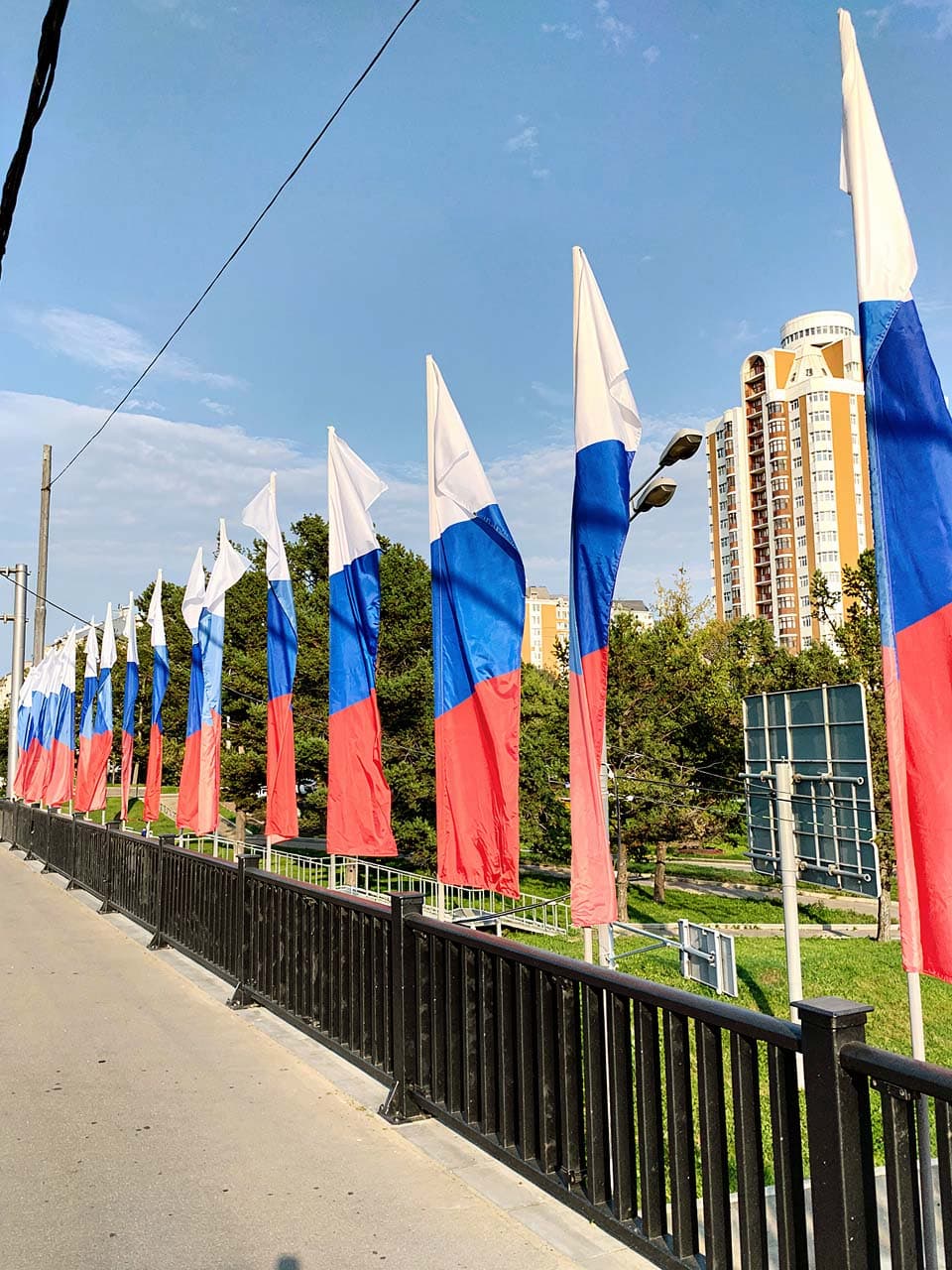 Флаговое оформление моста на Кутузовском проспекте