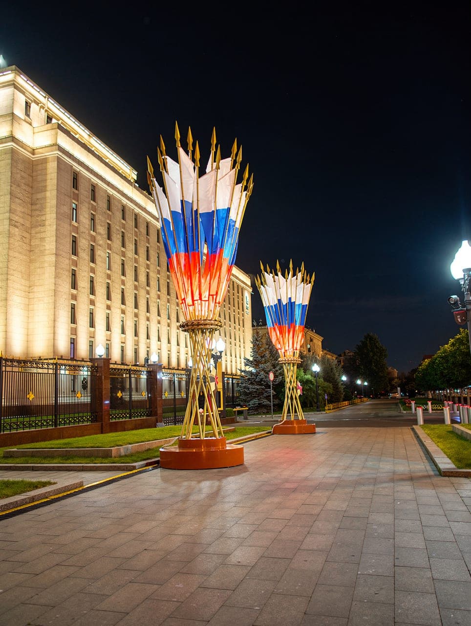 Флаговая инсталляция у Министерства обороны