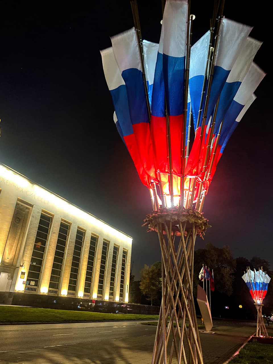 Флаговая инсталляция у Музея Российской армии