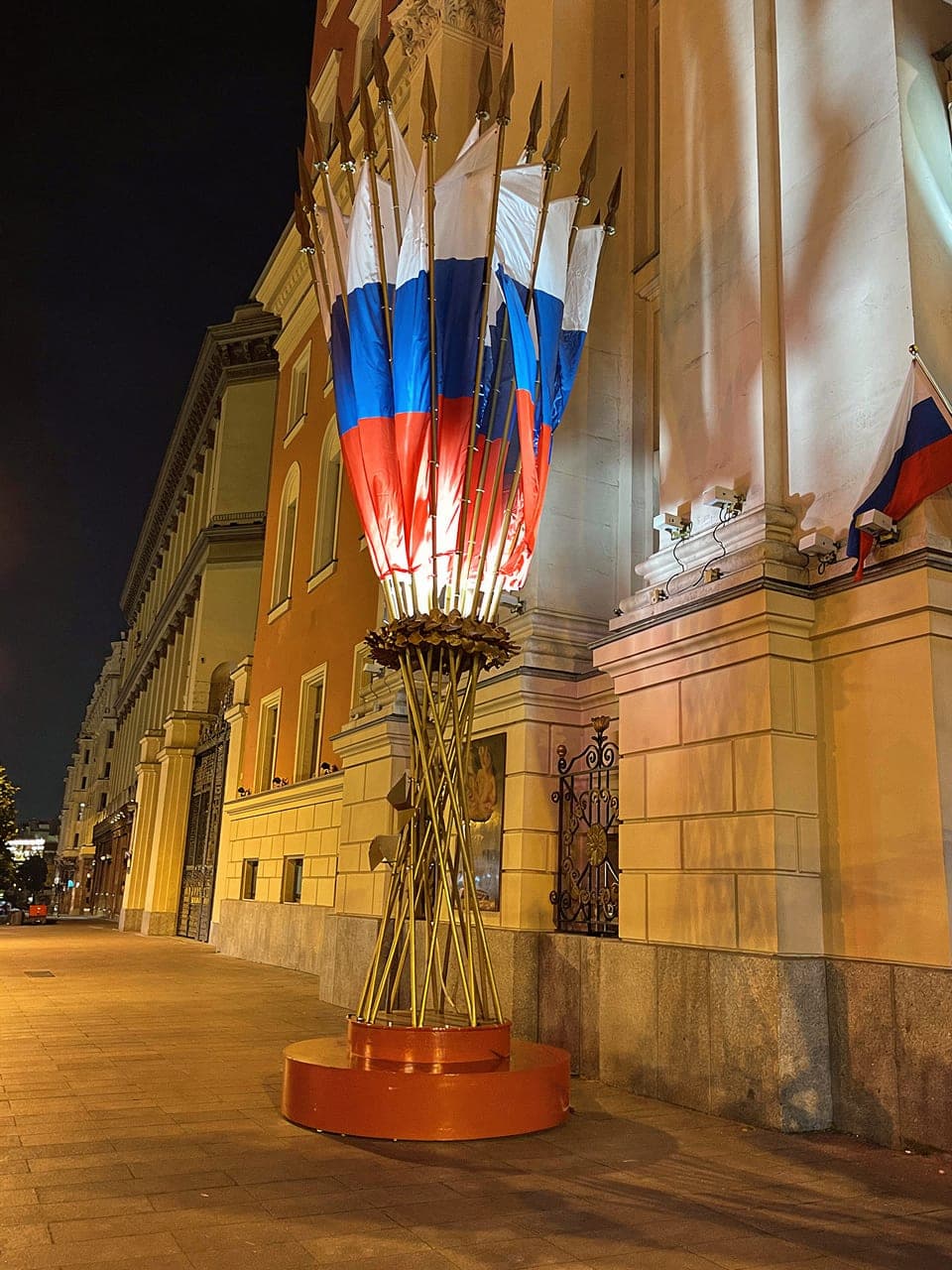 Флаговая инсталляция у Правительства Москвы