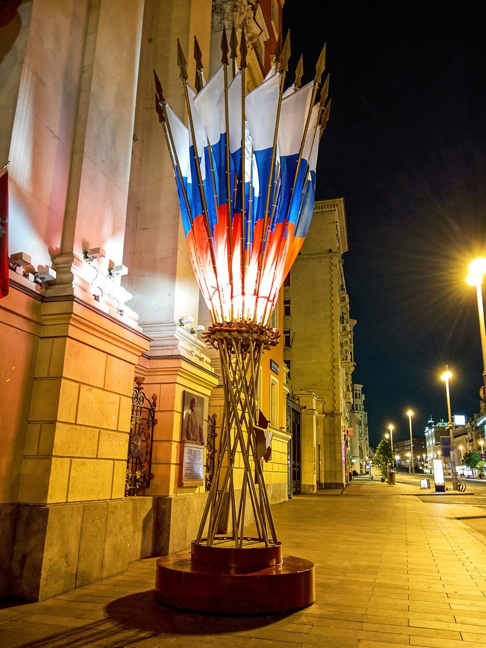 Флаговая инсталляция у Правительства Москвы