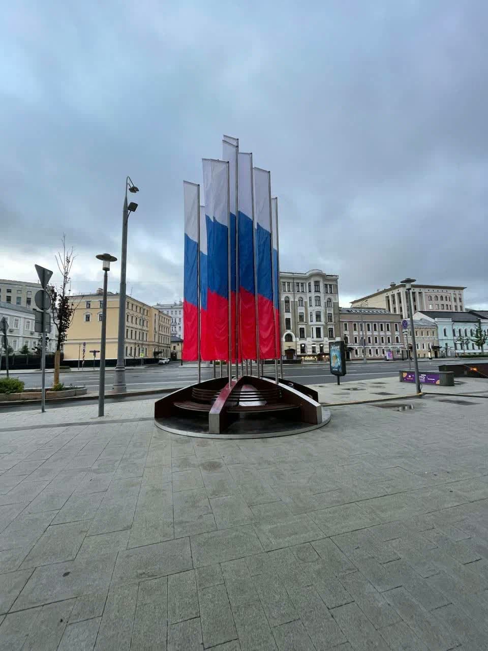 Флаговая инсталляция ко Дню России