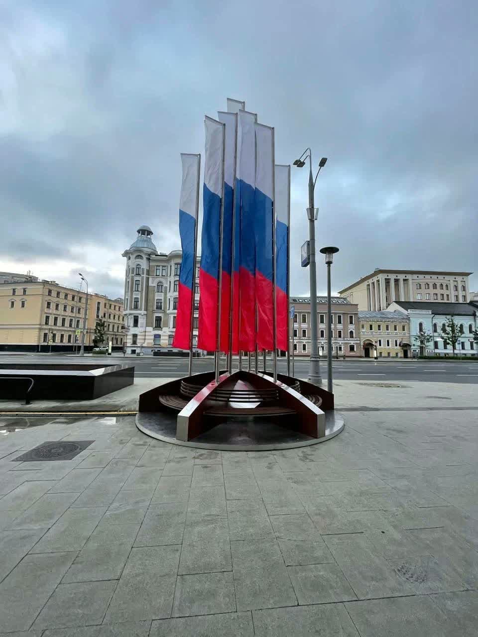 Флаговая инсталляция ко Дню России