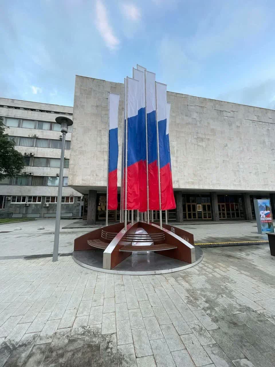 Флаговая инсталляция ко Дню России