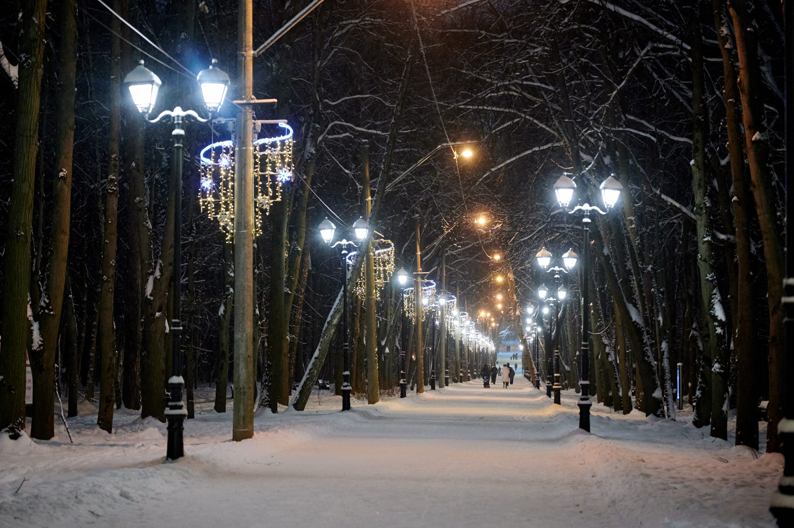 Световые кронштейны в парке Фили