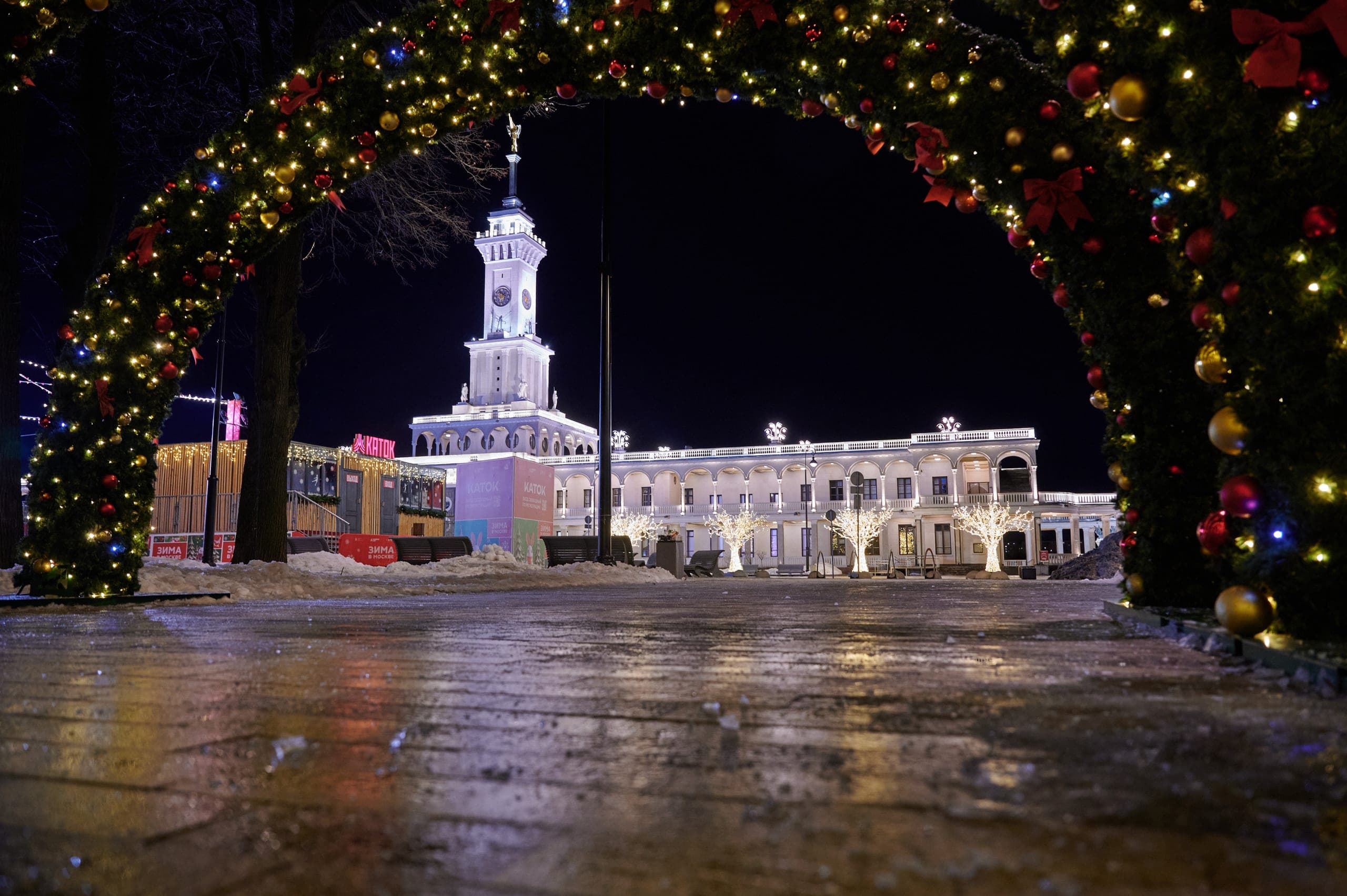 Световые деревья у Северного речного вокзала