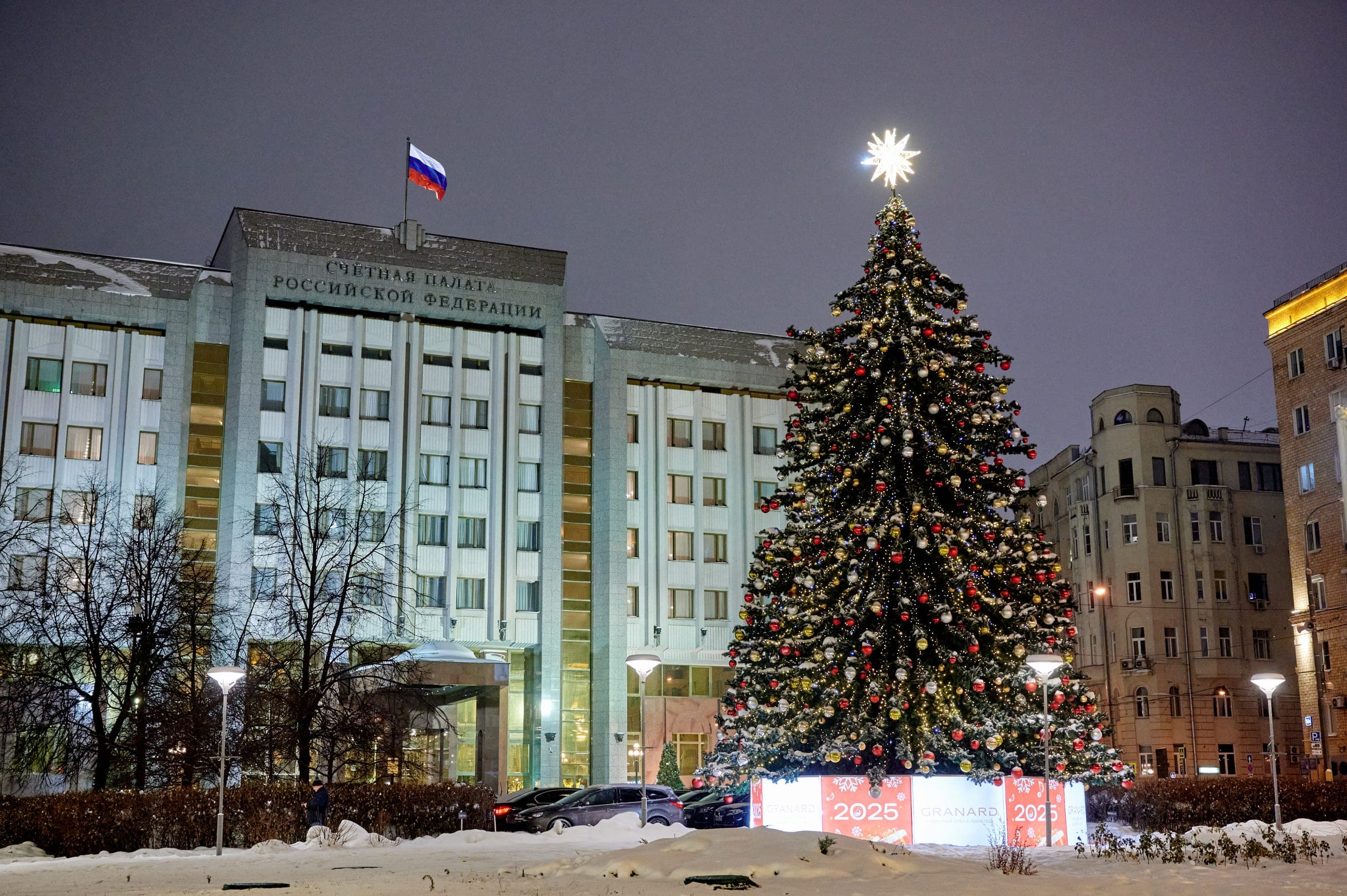 Декоративная новогодняя ель перед Счетной палатой