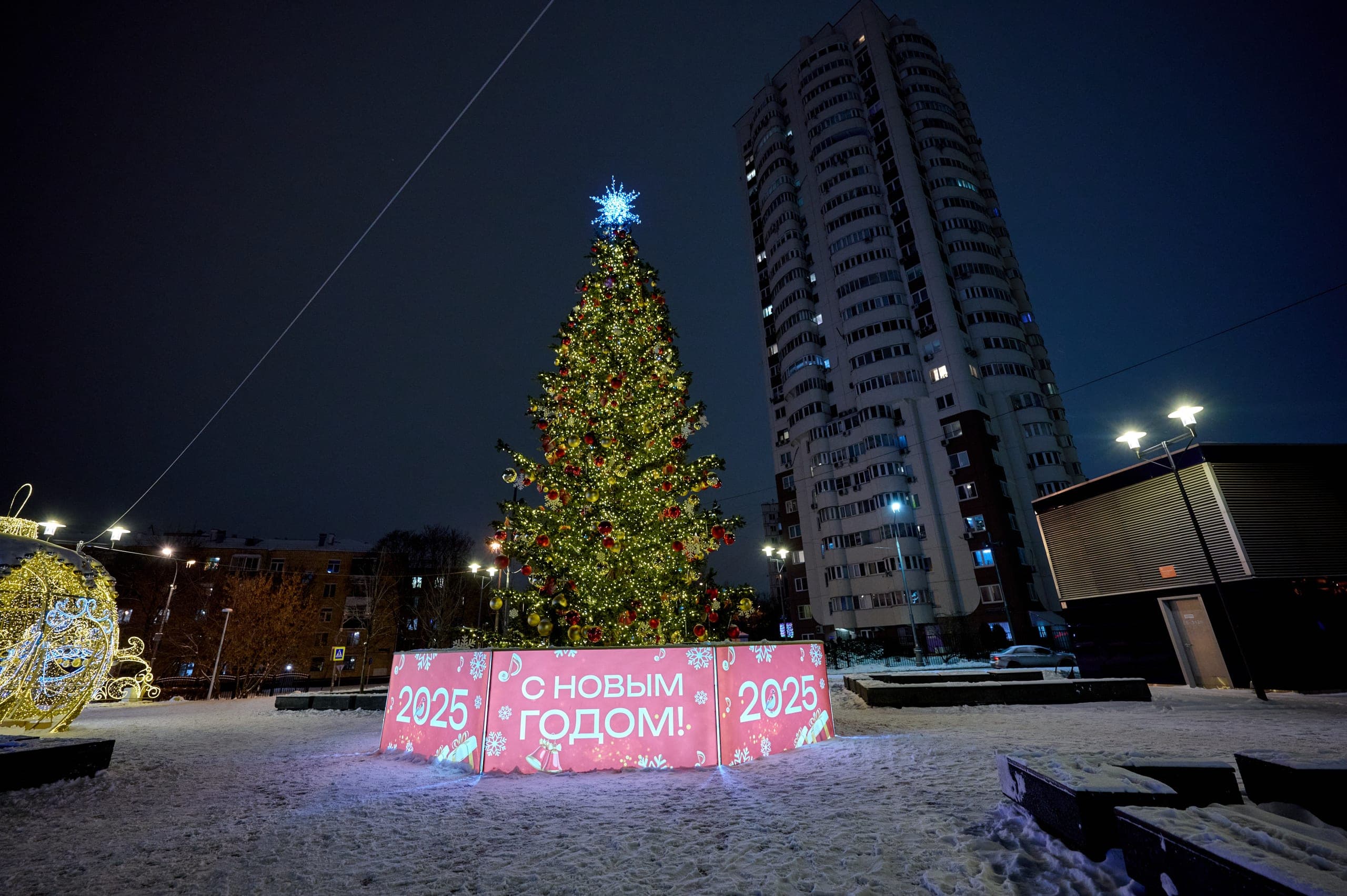 Световая новогодняя ель у театра имени Чихачёва