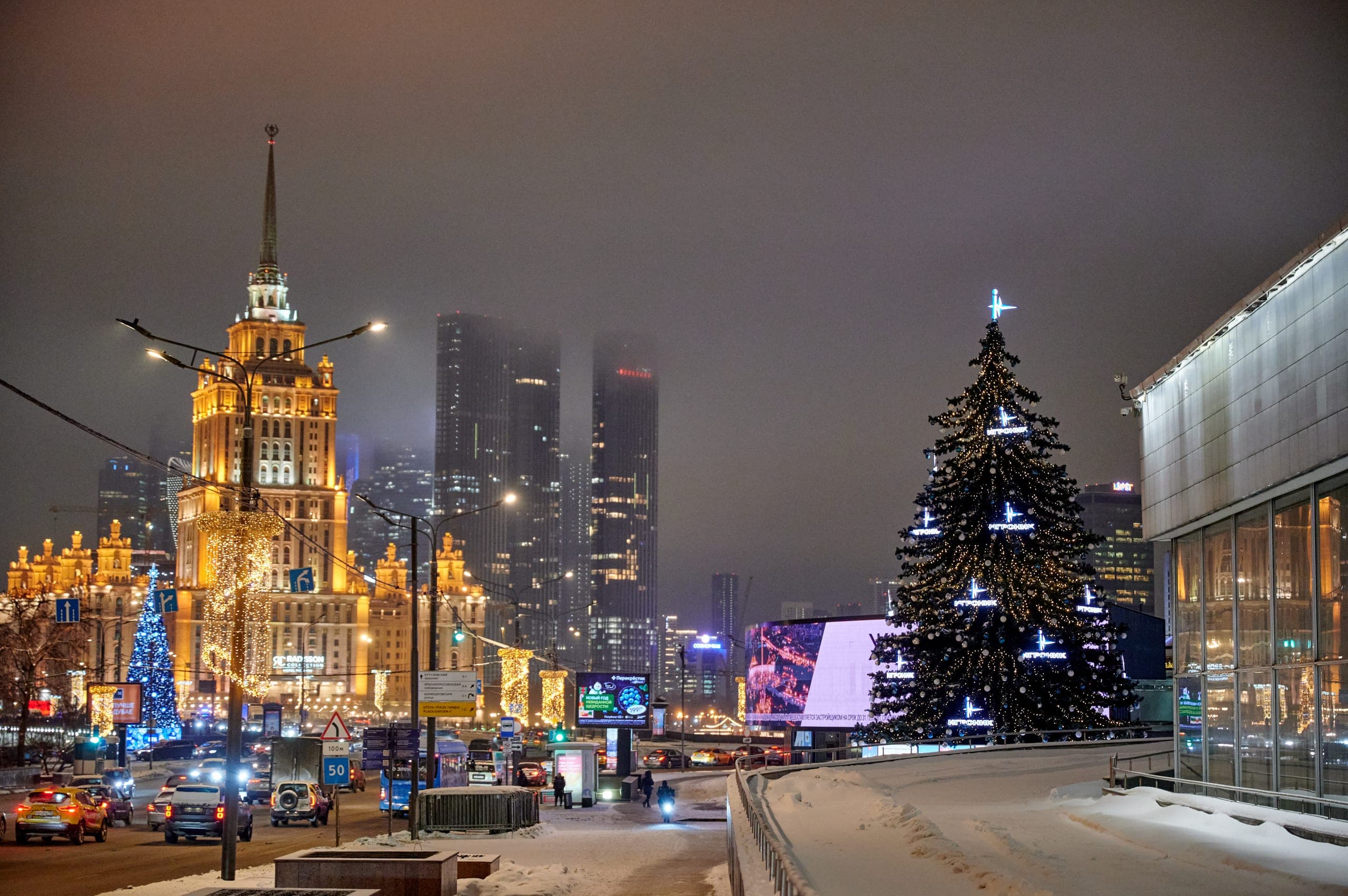 Брендированная новогодняя ель на Новом Арбате