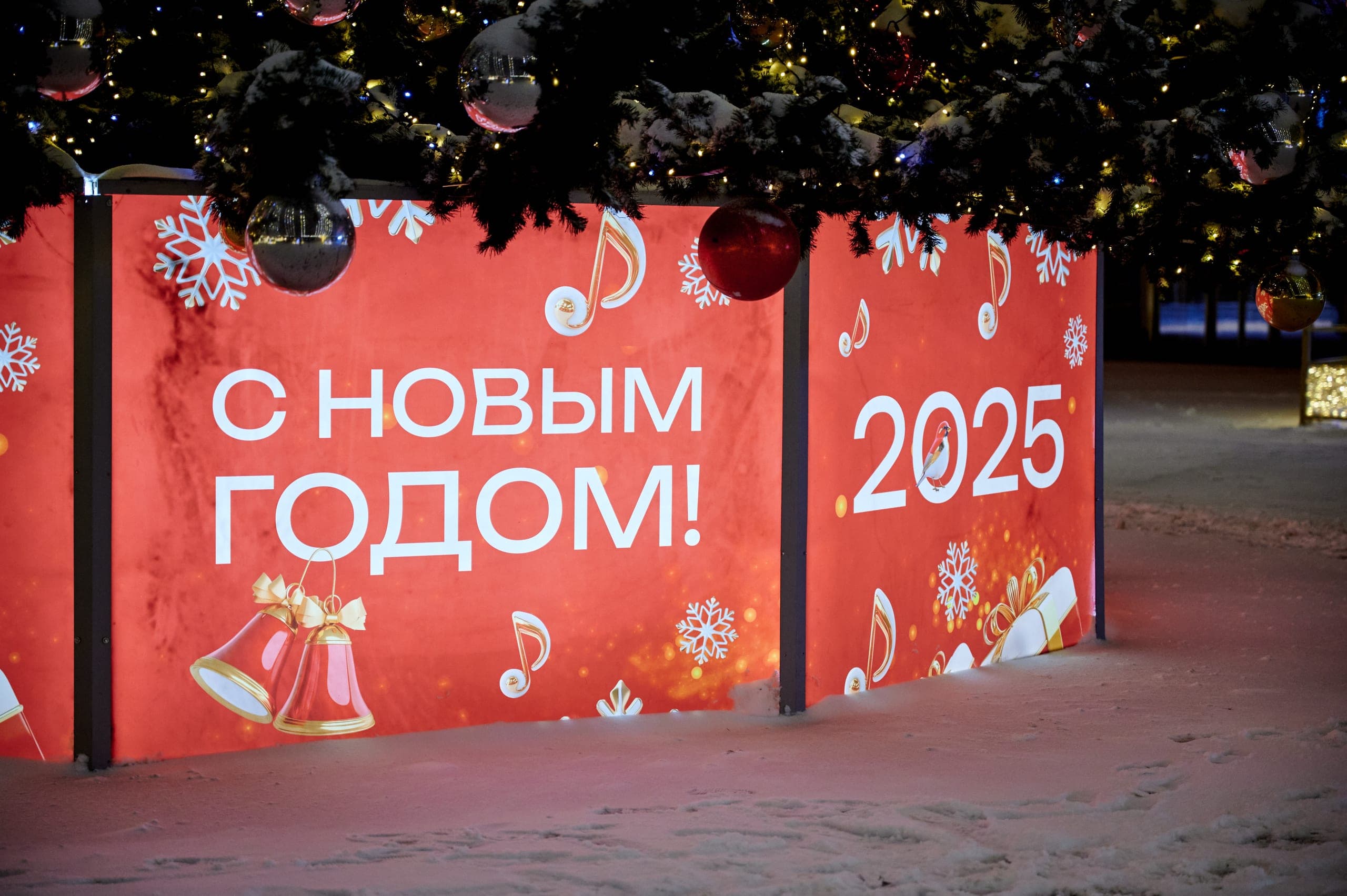 Декоративная новогодняя ель у цирка на проспекте Вернадского