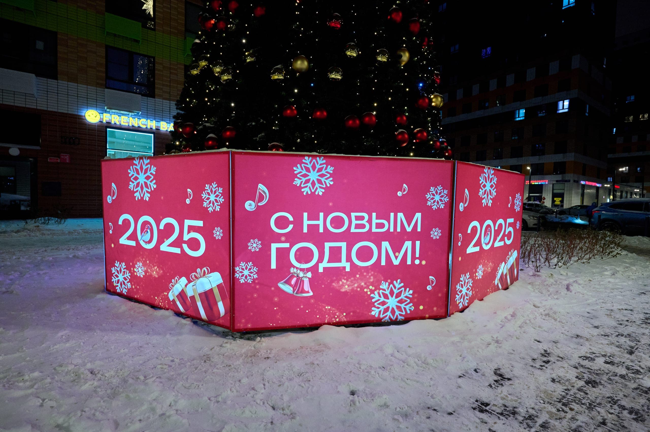Декоративная новогодняя ель в ЖК «Люблинский парк»