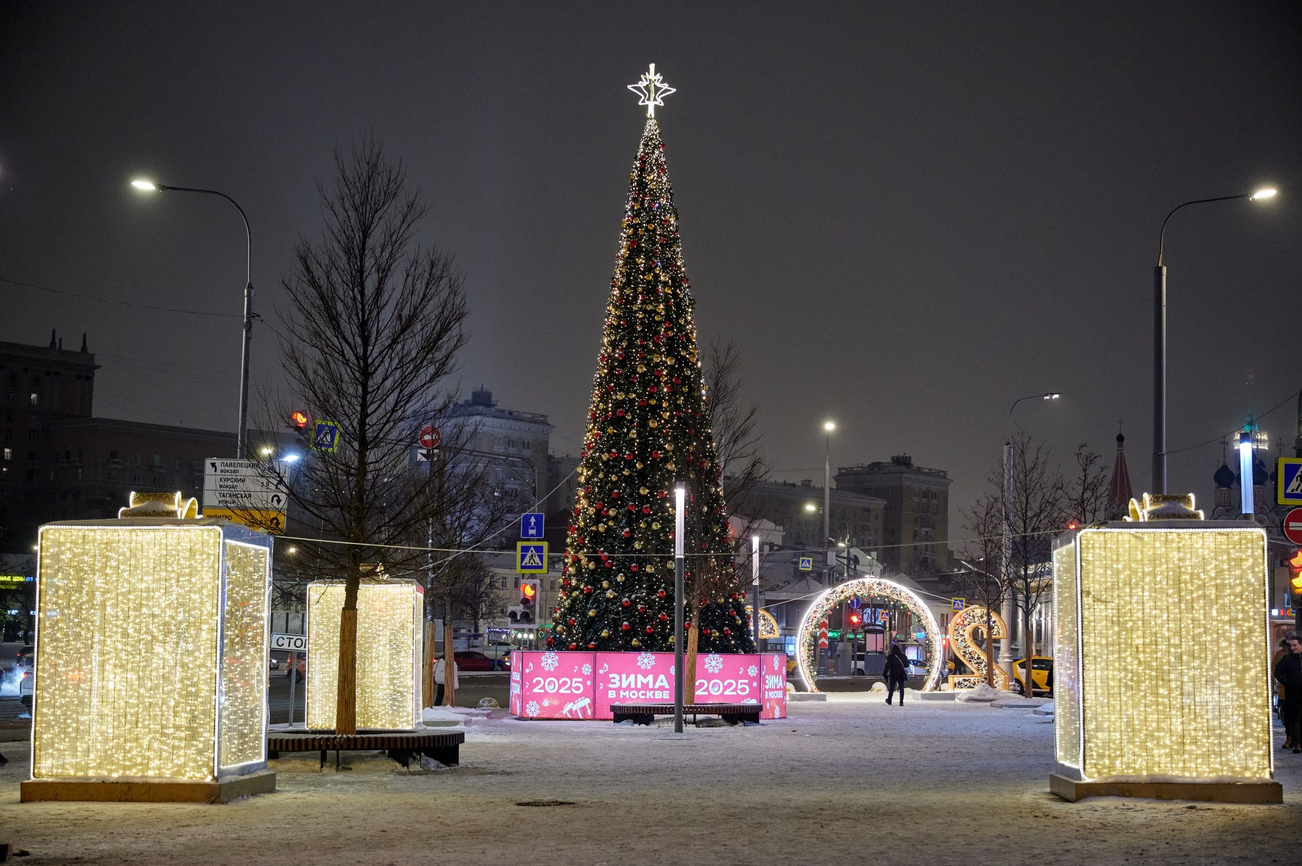 Декоративная новогодняя ель у метро «Марксистская»