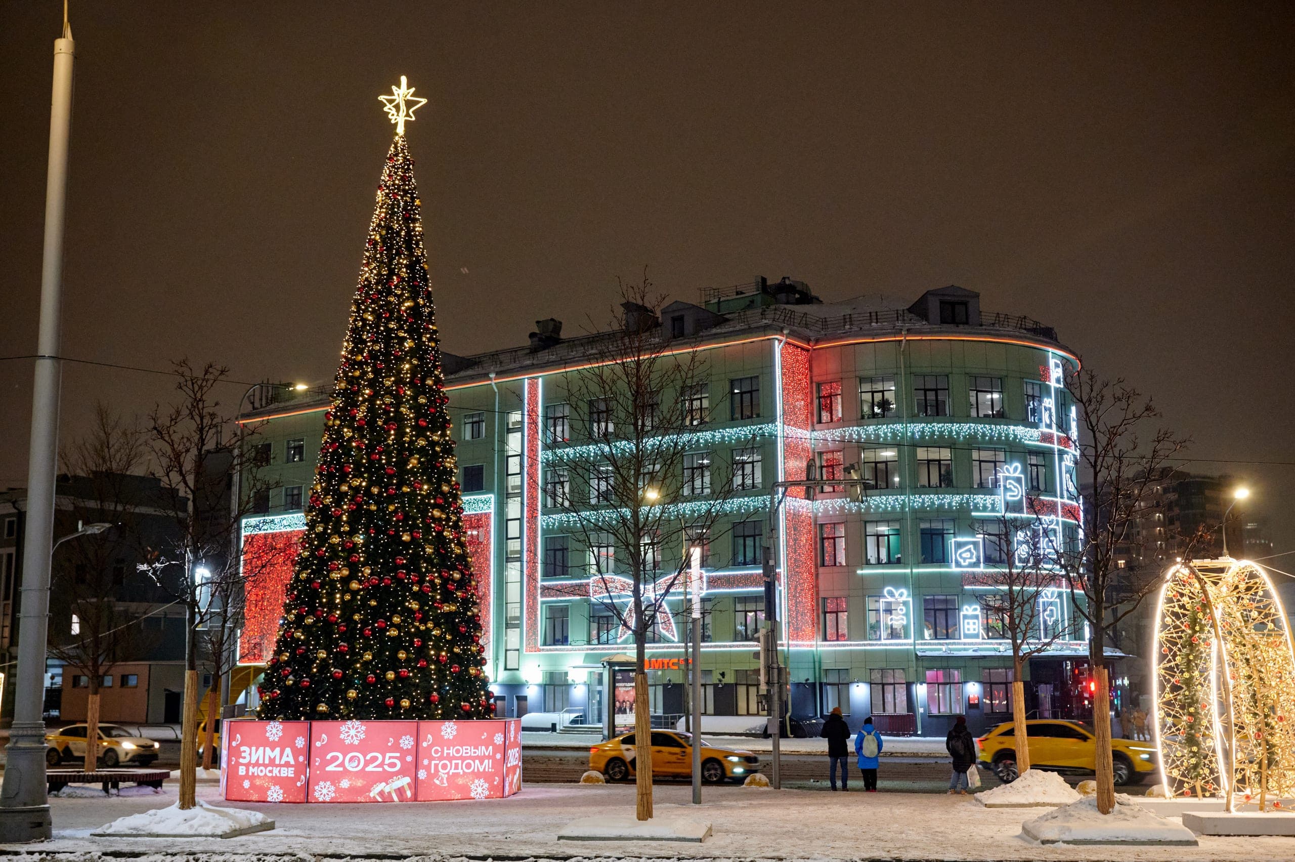 Декоративная новогодняя ель у метро «Марксистская»