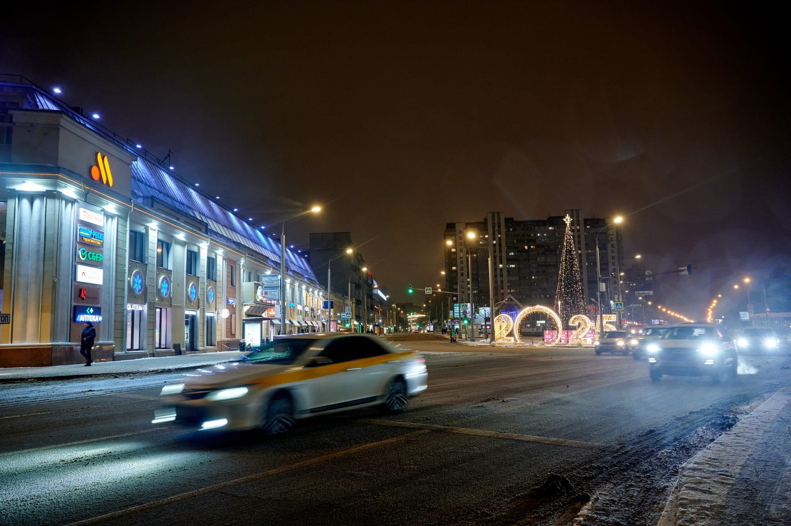 Декоративная новогодняя ель у метро «Марксистская»