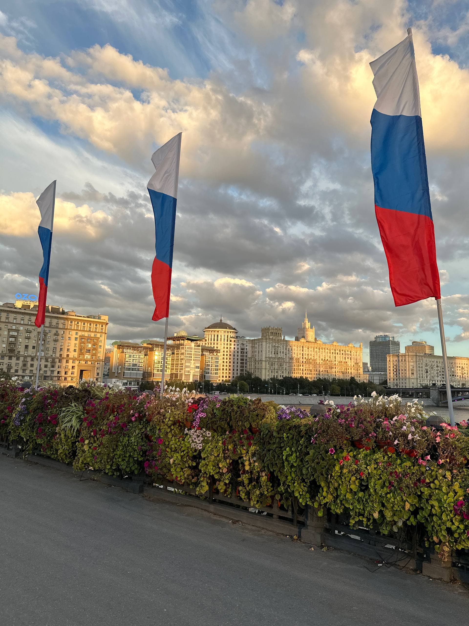 Флаговое оформление Новоарбатского моста