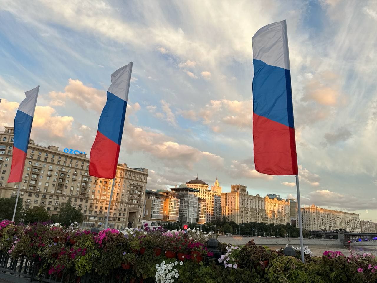 Флаговое оформление Новоарбатского моста