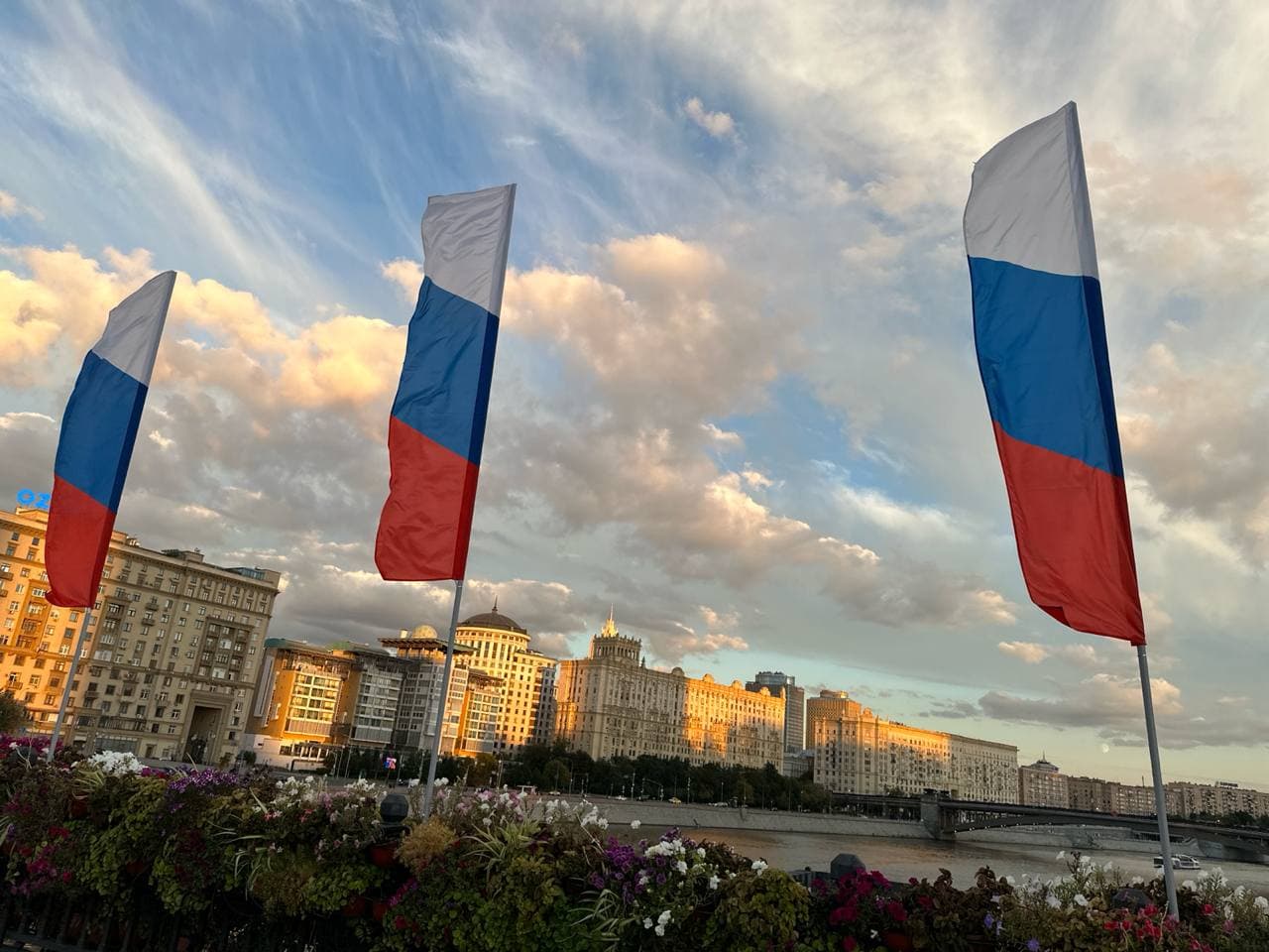 Флаговое оформление Новоарбатского моста