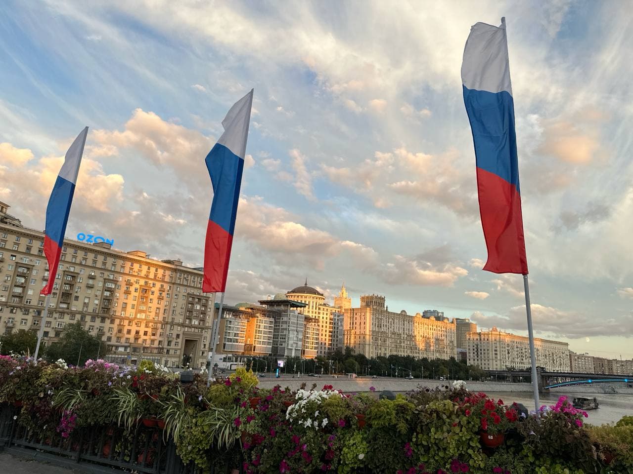 Флаговое оформление Новоарбатского моста