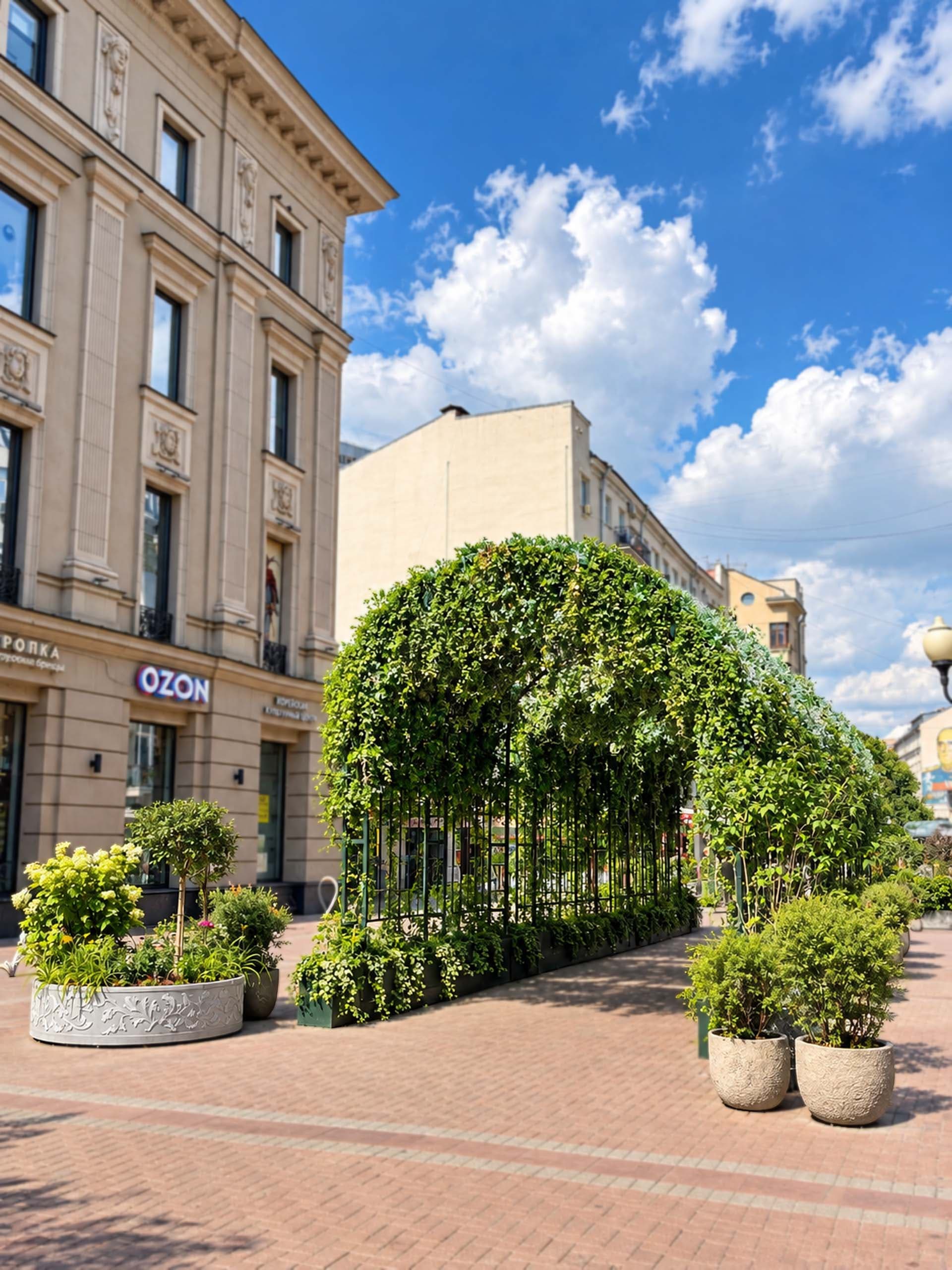 Зелёная арка на Старом Арбате