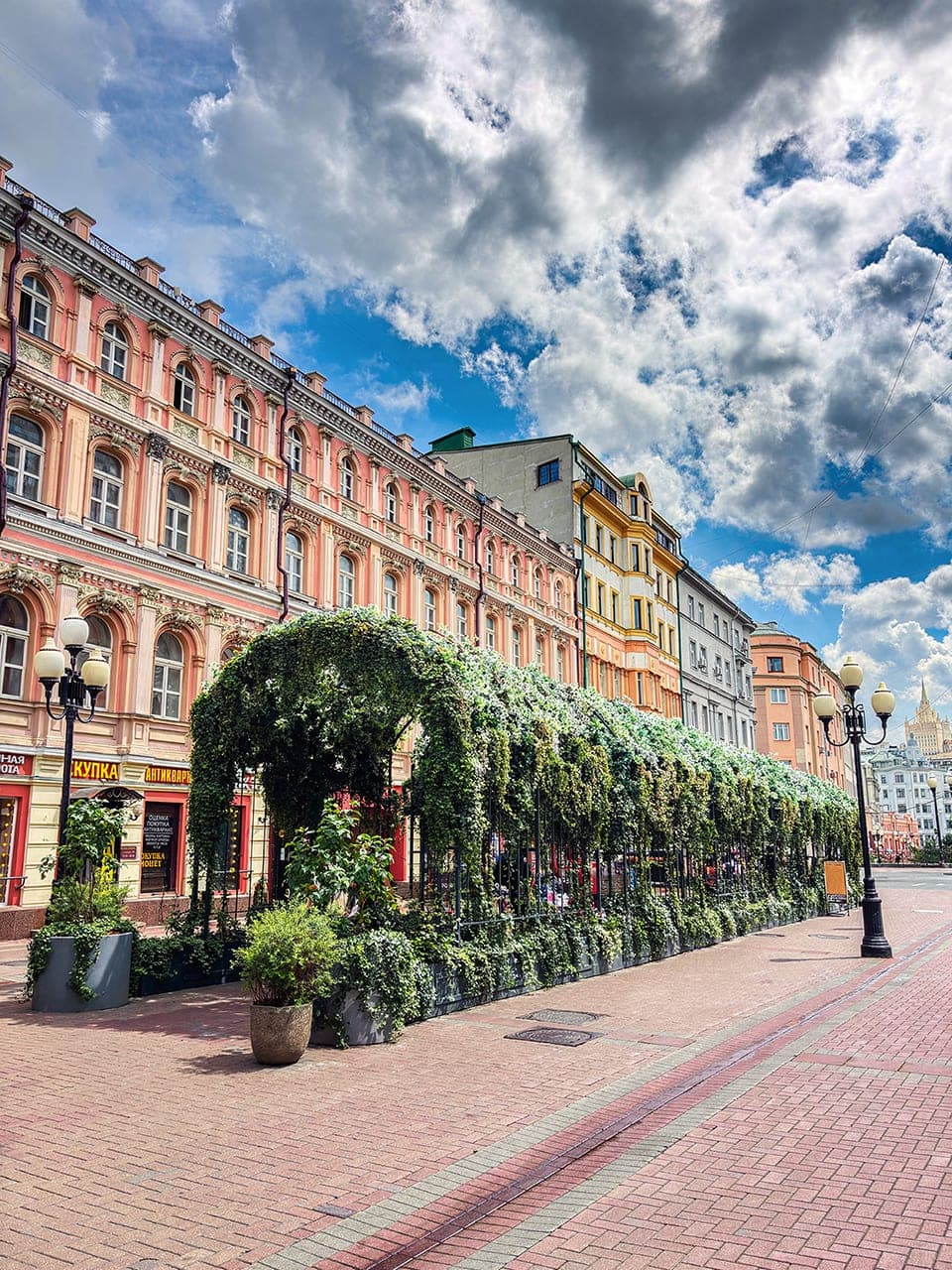 Зелёная арка на Старом Арбате