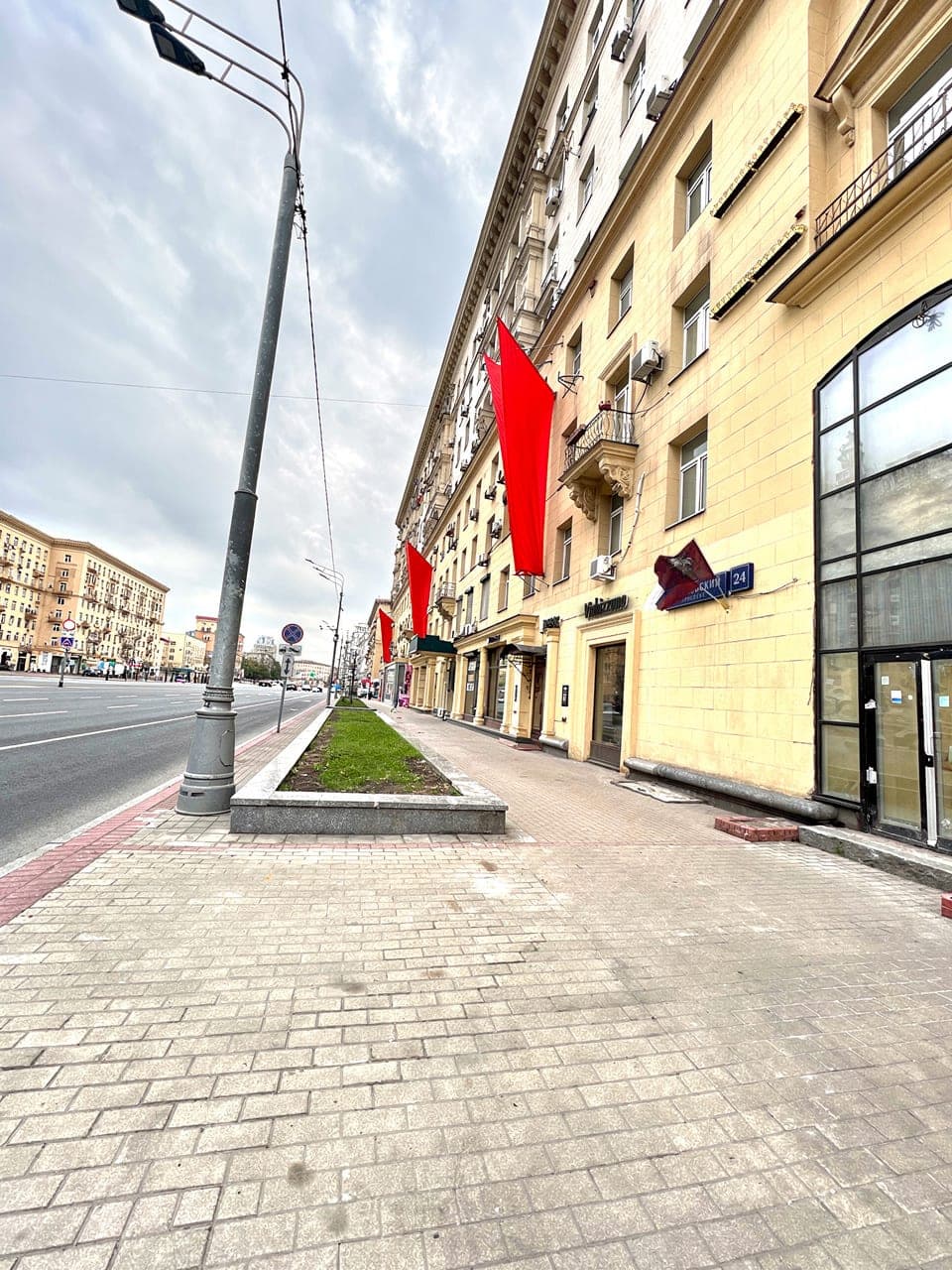 Флаговая композиция у памятника на Кутузовский проспект