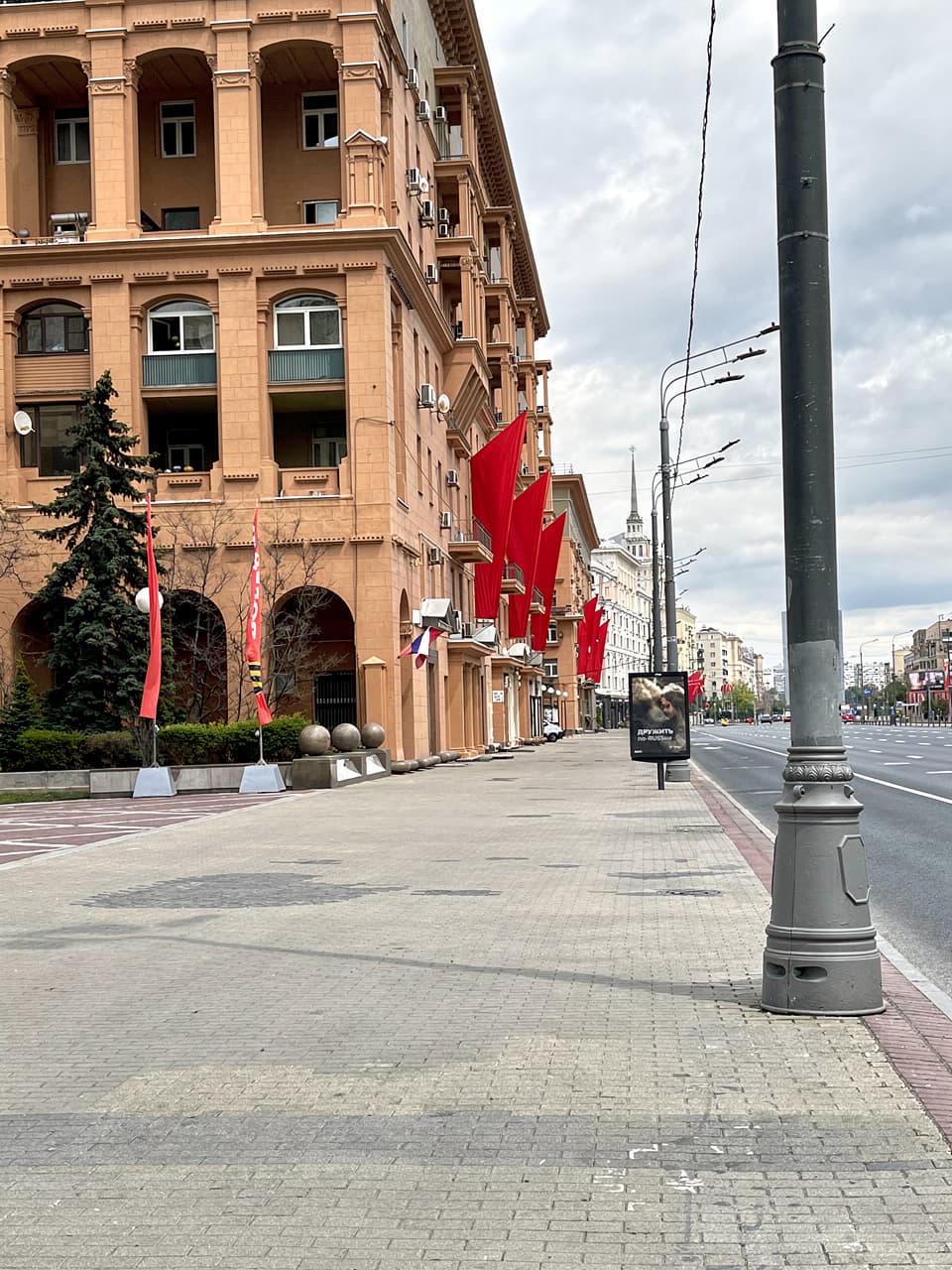 Флаговая композиция у памятника на Кутузовский проспект