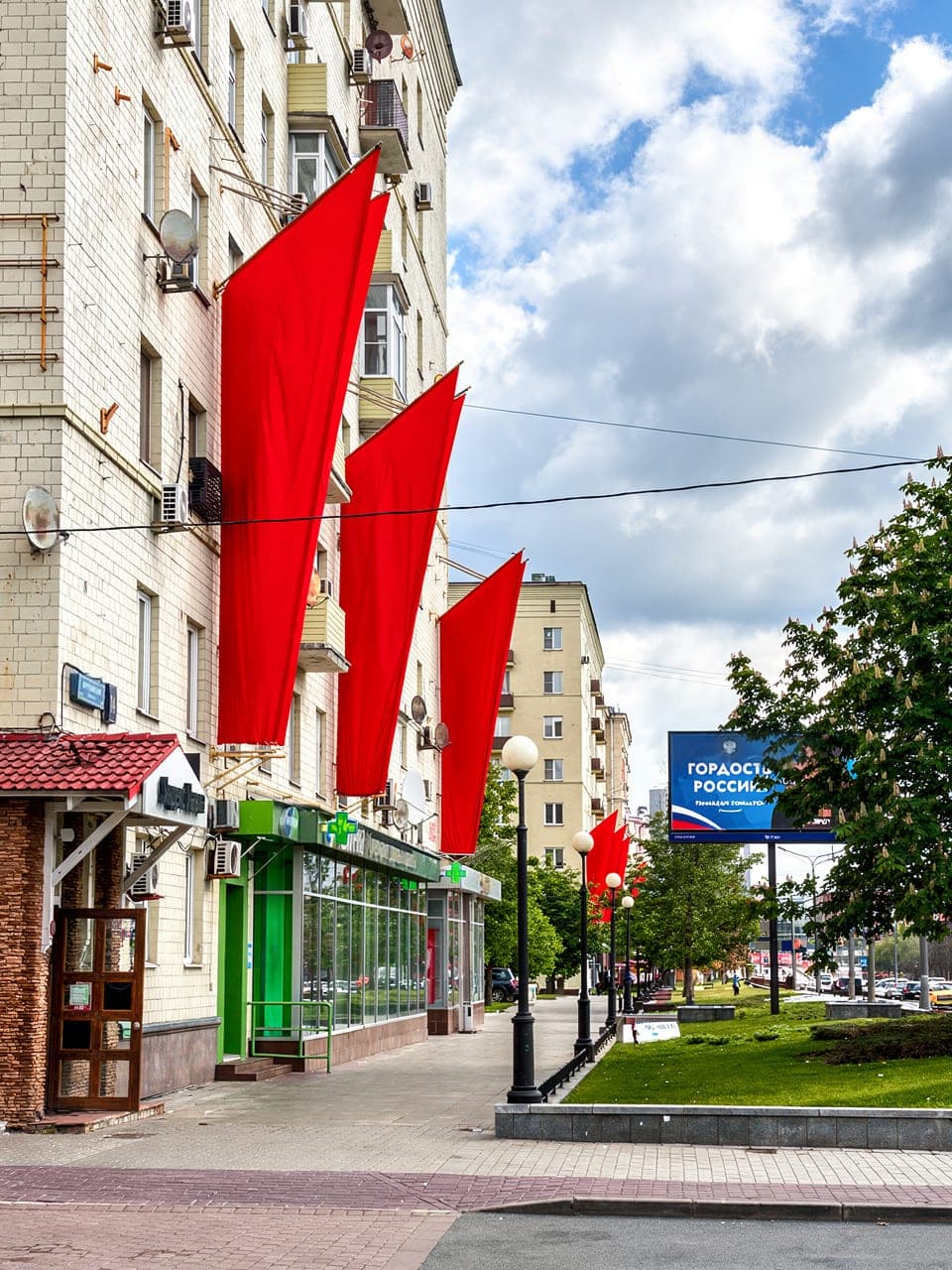 Флаговая композиция у памятника на Кутузовский проспект